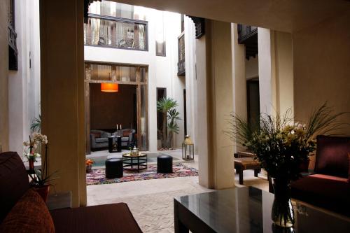 eine Lobby mit einem Wohnzimmer mit Sofa in der Unterkunft Riad Vanilla Sma & Spa in Marrakesch