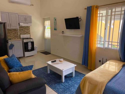 sala de estar con sofá y mesa en Cozy Studio Apartment in Quiet Neighborhood! en Philipsburg