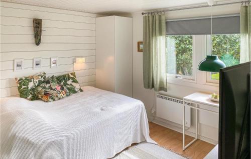 - une chambre avec un lit blanc et une fenêtre dans l'établissement Awesome Home In Falkenberg With Wifi, à Falkenberg