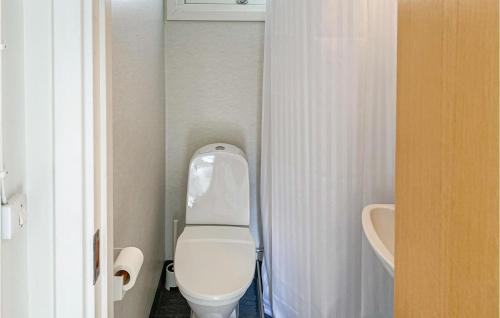 La petite salle de bains est pourvue de toilettes et d'une baignoire. dans l'établissement Awesome Home In Falkenberg With Wifi, à Falkenberg