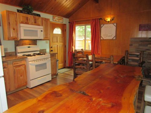 Dapur atau dapur kecil di Hillside Hideaway -View of Ski Slope from Charming Deck