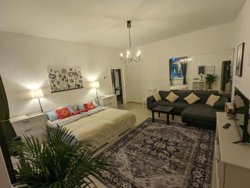 sala de estar con cama y sofá en Schönes Apartment im Zentrum von Koblenz, en Coblenza
