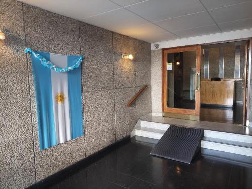 Habitación con cortina azul y ventana en Piazza Mendoza en Mendoza