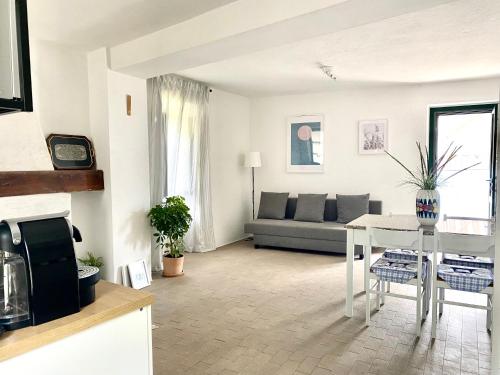 uma sala de estar com um sofá e uma mesa em Greenlake House Tremezzina em Tremezzo