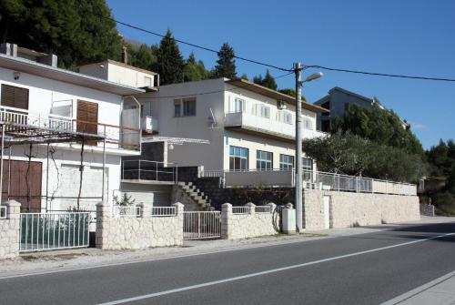 Fotografia z galérie ubytovania Apartments with a parking space Mimice, Omis - 5958 v Mimiciach