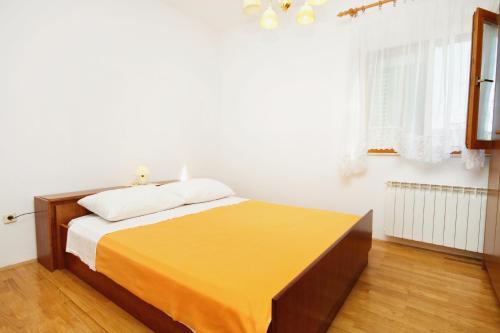 Postel nebo postele na pokoji v ubytování Apartments with a parking space Vinisce, Trogir - 5978