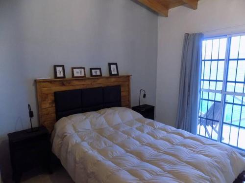 - une chambre avec un grand lit et une fenêtre dans l'établissement Encantador departamento, à San Rafael