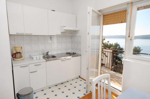 Кухня или кухненски бокс в Apartments by the sea Trogir - 6023