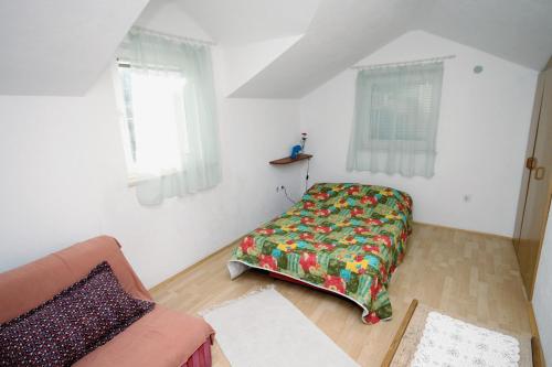 1 dormitorio con 1 cama en la esquina de una habitación en Apartments with a parking space Supetar, Brac - 6036, en Supetar