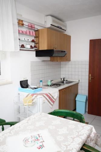 Apartments with parking space Supetar, Brac - 6036