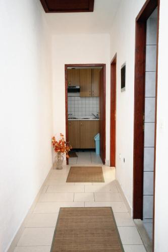 Apartments with parking space Supetar, Brac - 6036