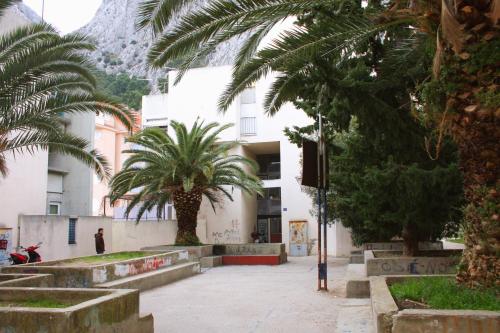 Fotografia z galérie ubytovania Apartments with a parking space Omis - 5989 v Omise