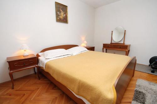 Ένα ή περισσότερα κρεβάτια σε δωμάτιο στο Apartments with a parking space Omis - 5989