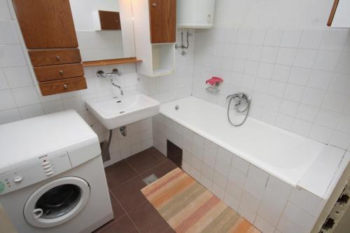 Ένα μπάνιο στο Apartments with a parking space Omis - 5989