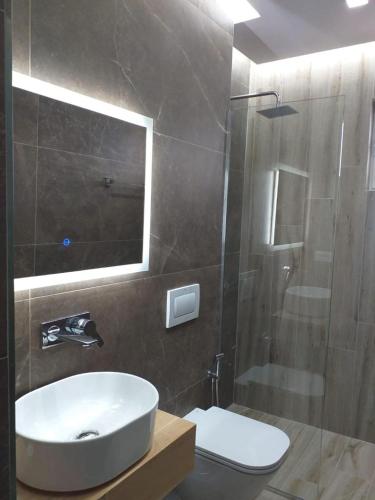 Bilik mandi di Emily Boutique Hotel