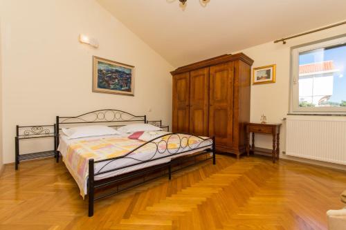 Postel nebo postele na pokoji v ubytování Apartments by the sea Seget Vranjica, Trogir - 6093