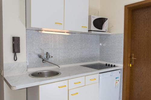 Kuchyň nebo kuchyňský kout v ubytování Apartments by the sea Seget Vranjica, Trogir - 6093
