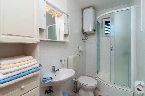 Koupelna v ubytování Apartments by the sea Vinisce, Trogir - 6015