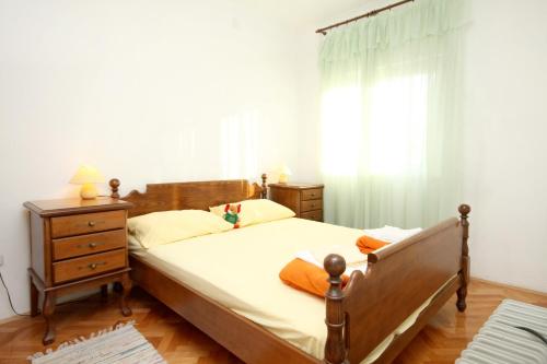 מיטה או מיטות בחדר ב-Apartments by the sea Kastel Stari, Kastela - 6059