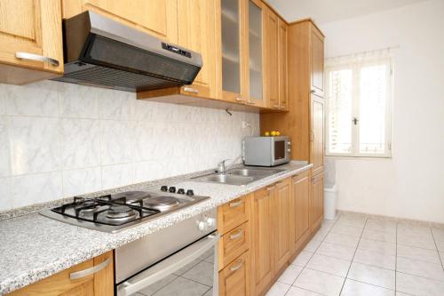 Apartments by the sea Kastel Stari, Kastela - 6059
