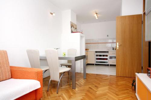 Kuchyňa alebo kuchynka v ubytovaní Apartments by the sea Omis - 6073
