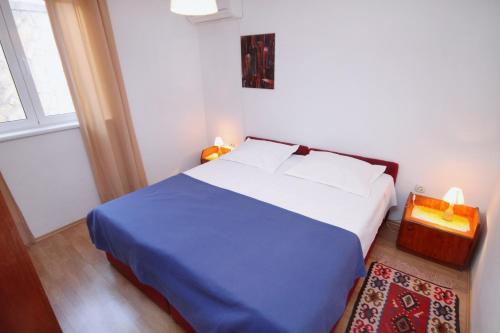 En eller flere senge i et værelse på Apartments with parking space Slatine, Ciovo - 6061