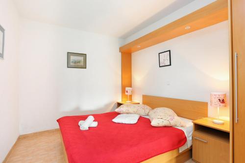 Posteľ alebo postele v izbe v ubytovaní Apartments by the sea Brela, Makarska - 6006