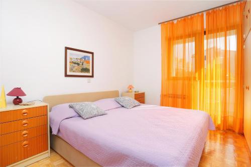 Apartments with parking space Makarska - 5984