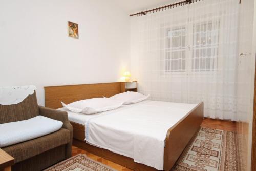 Postel nebo postele na pokoji v ubytování Apartments by the sea Sumpetar, Omis - 5983