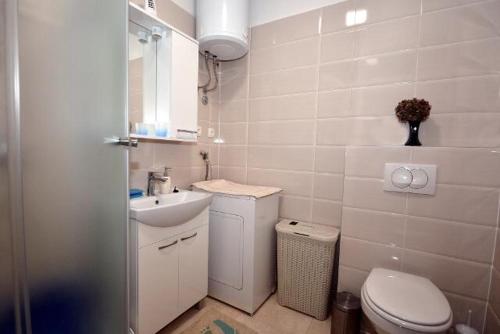 Ένα μπάνιο στο Apartments by the sea Sumpetar, Omis - 5983