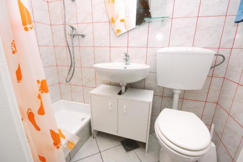 ein Bad mit einem WC und einem Waschbecken in der Unterkunft Seaside holiday house Bibinje, Zadar - 5854 in Bibinje
