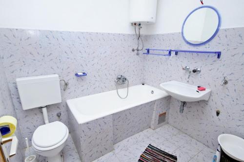 Apartments with parking space Supetar, Brac - 6026