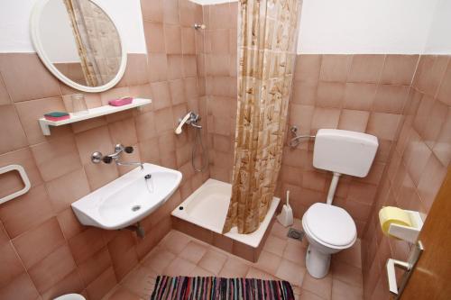 Apartments with parking space Supetar, Brac - 6026