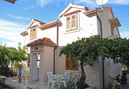 Apartments with parking space Supetar, Brac - 6037