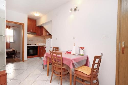 Apartments with parking space Supetar, Brac - 6037