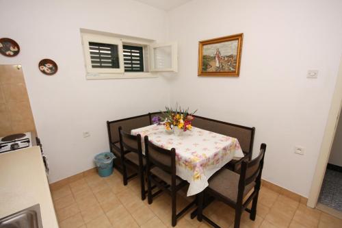 Apartments with a parking space Makarska - 6087