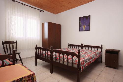 Ένα ή περισσότερα κρεβάτια σε δωμάτιο στο Apartments with a parking space Nemira, Omis - 6070