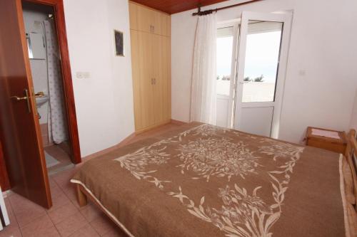 Ένα ή περισσότερα κρεβάτια σε δωμάτιο στο Apartments with a parking space Nemira, Omis - 6070