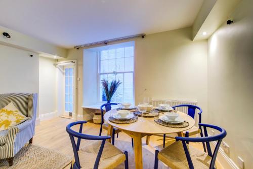 a dining room with a table and chairs at Super central Edinburgh Castle basement in Edinburgh