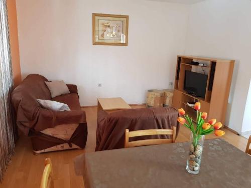 een woonkamer met een bank en een tafel bij Apartments by the sea Nin, Zadar - 5937 in Nin