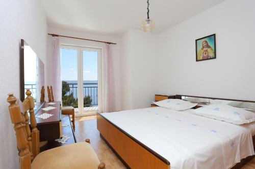 Posteľ alebo postele v izbe v ubytovaní Apartments with a parking space Brela, Makarska - 6043