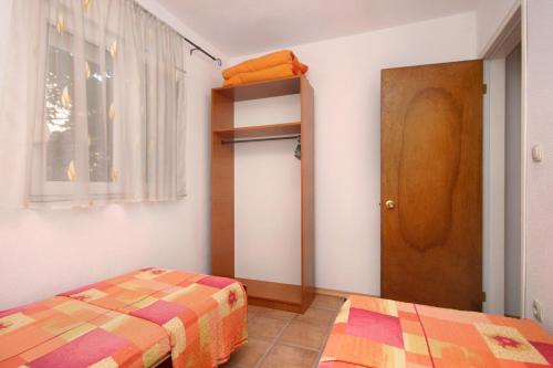 Posteľ alebo postele v izbe v ubytovaní Apartment Podaca 6050a