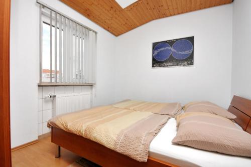Кровать или кровати в номере Apartments with a parking space Nin, Zadar - 5929