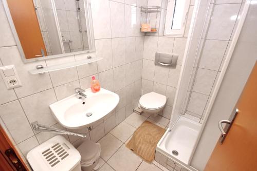 uma casa de banho com um lavatório, um WC e um chuveiro em Apartments with a parking space Nin, Zadar - 5929 em Nin