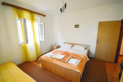 niewielka sypialnia z 2 łóżkami i oknem w obiekcie Apartments by the sea Zadar - Diklo, Zadar - 5925 w mieście Zadar