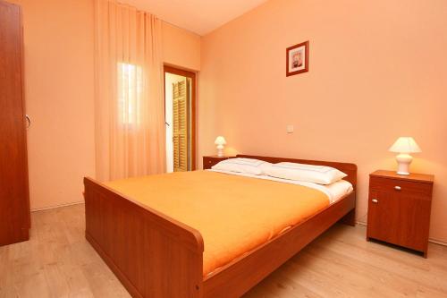 Posteľ alebo postele v izbe v ubytovaní Apartments with parking spaces Rovanjska, Paklenica - 6209
