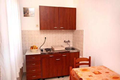 Kuchyňa alebo kuchynka v ubytovaní Apartments with parking spaces Rovanjska, Paklenica - 6209