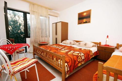1 dormitorio con 1 cama, mesa y sillas en Apartments with a parking space Podaca, Makarska - 6055, en Podaca