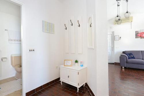salon z toaletą i niebieską kanapą w obiekcie Apartments by the sea Seget Vranjica, Trogir - 6094 w mieście Seget Vranjica