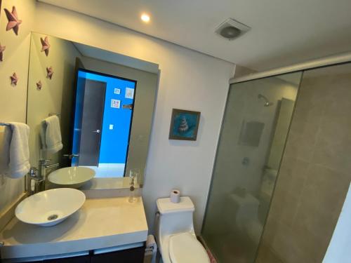 y baño con aseo, lavabo y ducha. en Napoles Suites, en Ciudad de México